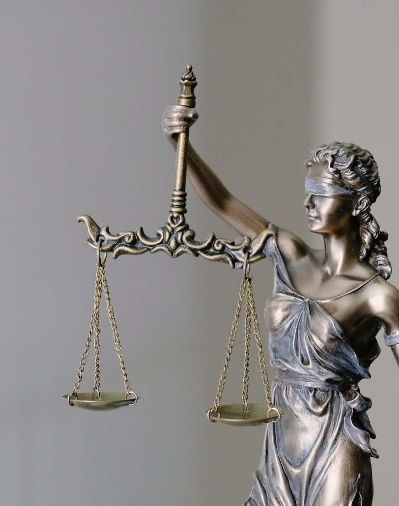 Enfoque jurídico — balanza de la justicia