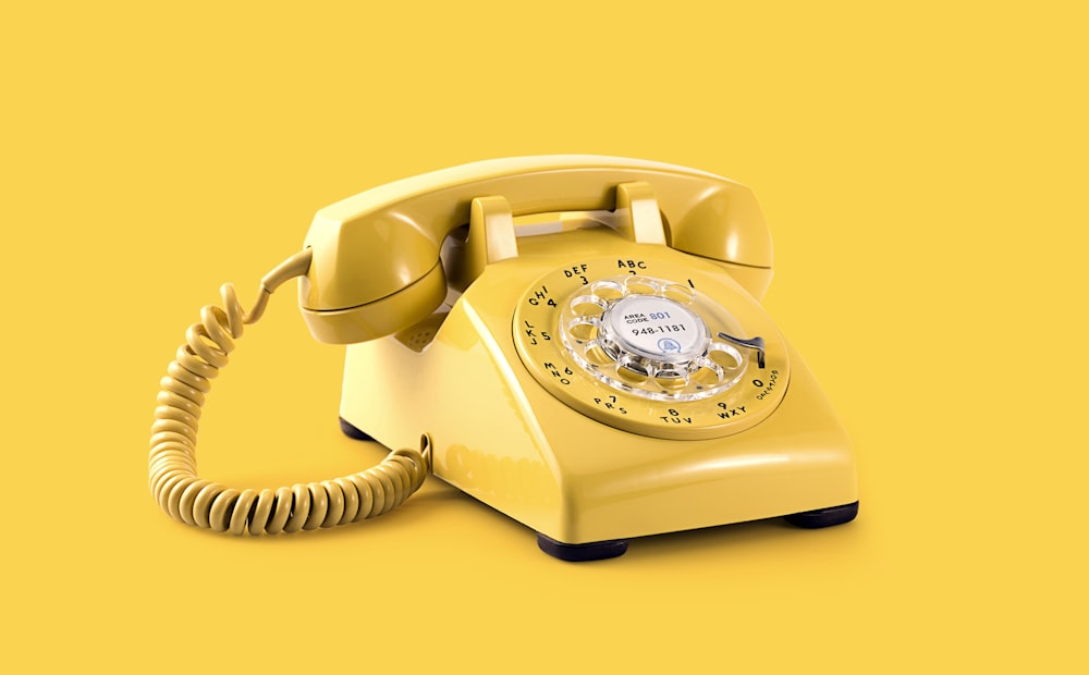 Teléfono antiguo de disco, que ilustra la evolución de las telecomunicaciones en el Perú